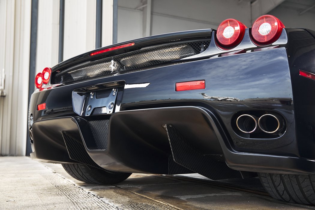 Ferrari Enzo z roku 2002 se vydražilo za 3.360.000 dolarů, tedy v přepočtu za zhruba 73 mil. Kč.