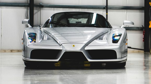 Do aukce míří prakticky nové Ferrari Enzo, od roku 2003 ujelo jen 227 km