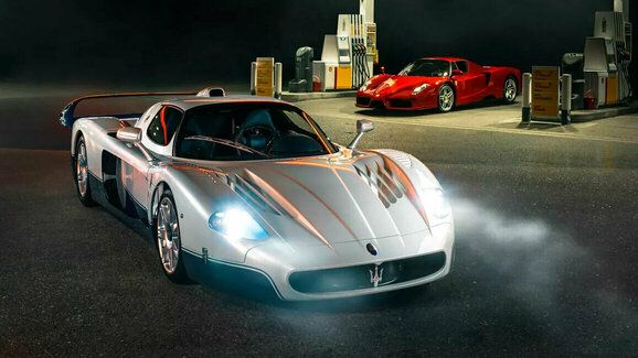 Ferrari Enzo a Maserati MC12 můžete koupit v páru. Nikdy nejeté ojetiny stojí 280 milionů