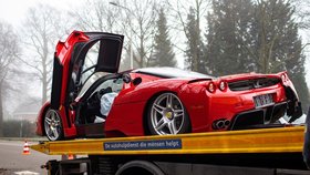 Mechanik luxusním autem Ferrari Enzo narazil do pařezu! Z auta za 73 milionů zbyl jen šrot.