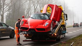 Mechanik luxusním autem Ferrari Enzo narazil do pařezu! Z auta za 73 milionů zbyl jen šrot.