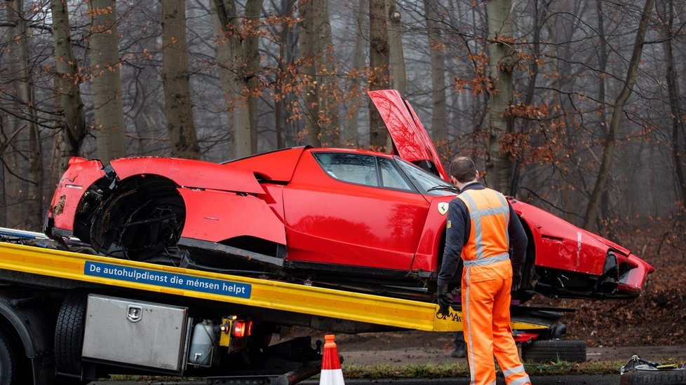 Mechanik luxusním autem Ferrari Enzo narazil do pařezu! Z auta za 73 milionů zbyl jen šrot.