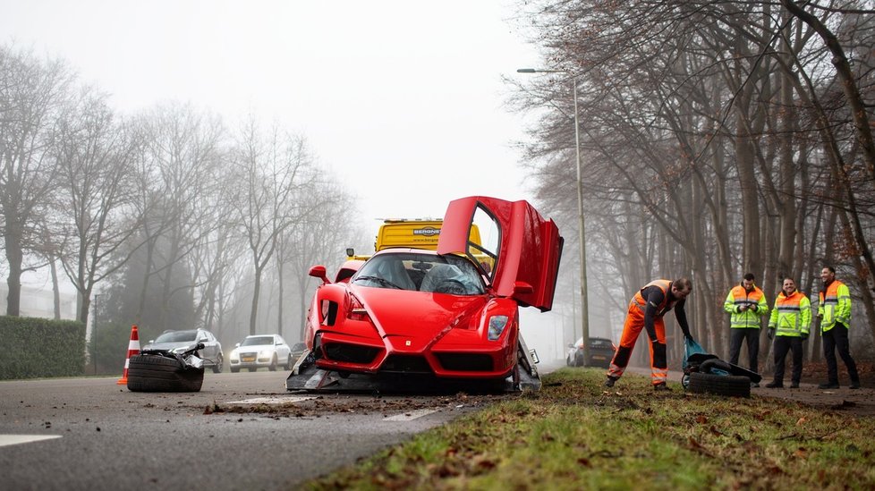 Mechanik luxusním autem Ferrari Enzo narazil do pařezu! Z auta za 73 milionů zbyl jen šrot.