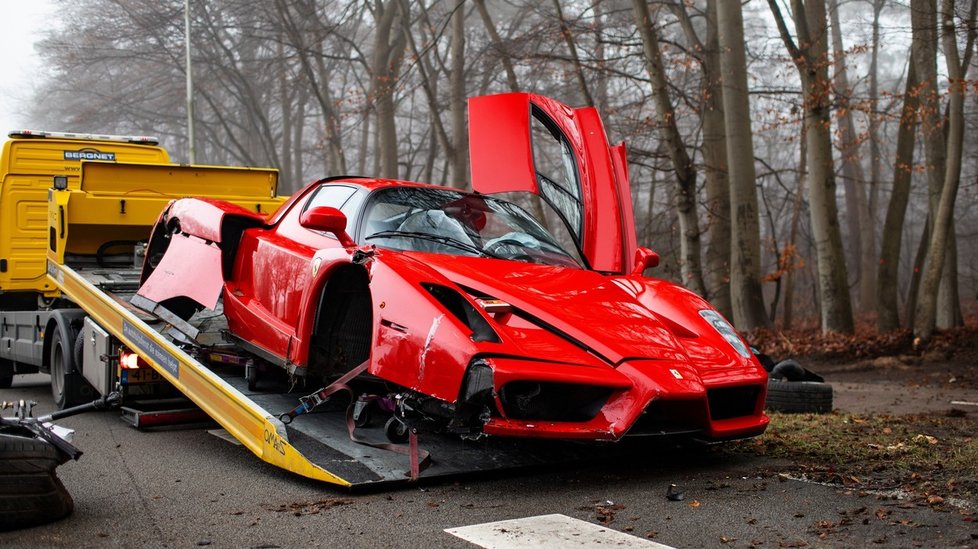 Mechanik luxusním autem Ferrari Enzo narazil do pařezu! Z auta za 73 milionů zbyl jen šrot.