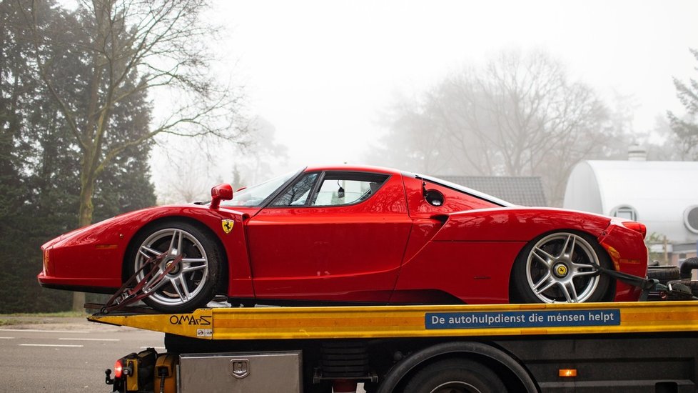 Mechanik luxusním autem Ferrari Enzo narazil do pařezu! Z auta za 73 milionů zbyl jen šrot.