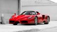 Ferrari Enzo z roku 2005. Poslední vyrobený kus ze série 400 exemplářů. Darem ho dostal Jan Pavel II. Dnes má auto najeto 180 kilometrů.
