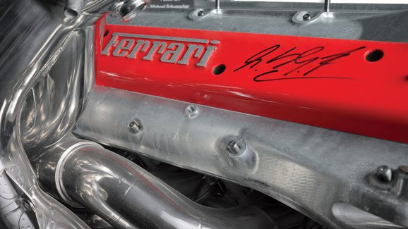 Na prodej je motor Ferrari s podpisem Schumachera. Originál z jeho nejlepší éry