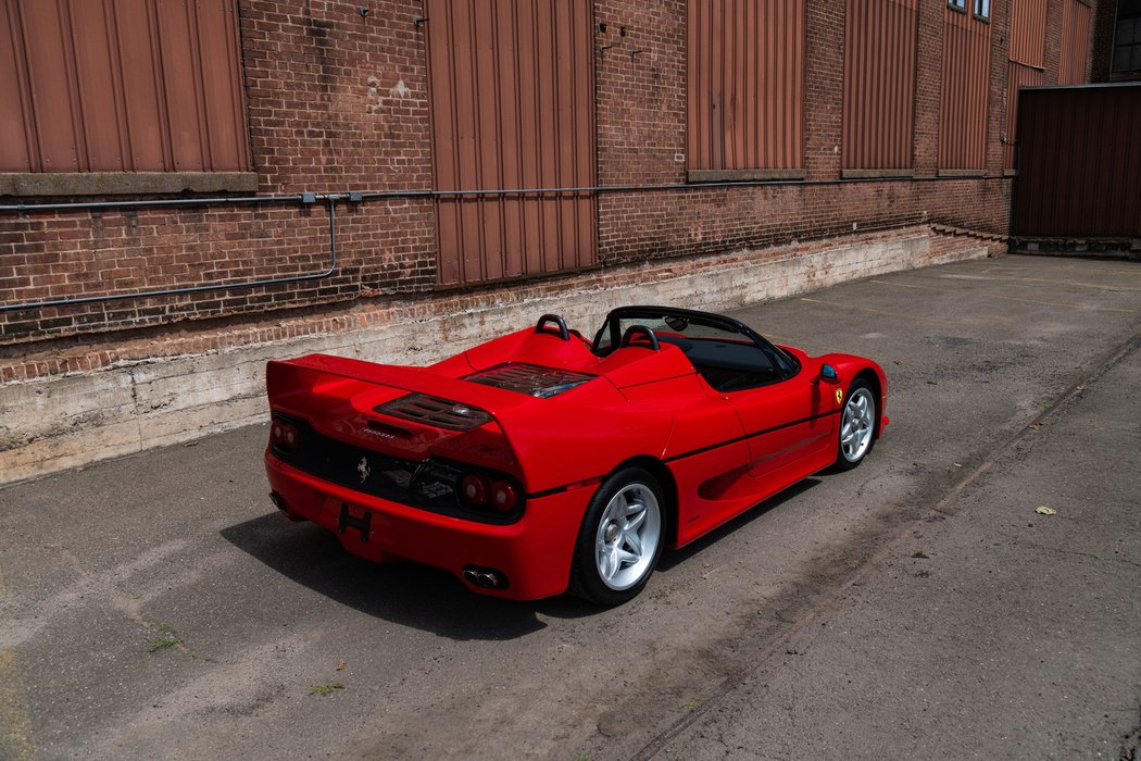 Ferrari F50 z roku 1995 bylo vydraženo za 3.965.000 dolarů, tedy 86,25 milionu korun.