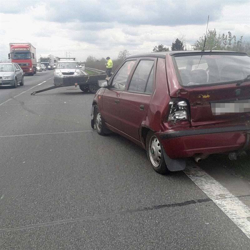 Felicia skončila po nehodě v levém jízdním pruhu