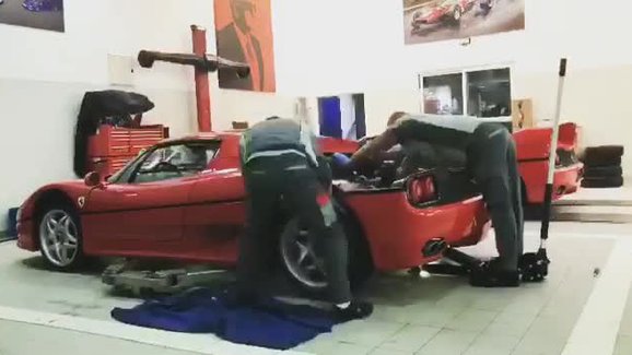 Podívejte se, jak se mění spojka u Ferrari F50. Slavné superauto musíte rozpůlit!