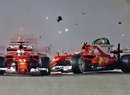 Dobře známá kolize pilotů Ferrari  po startu v Singapuru 2017. Srazili se Vettel (vlevo) s Räikkönenem.