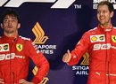 Stupně vítězů v Singapuru 2019: vítězný Vettel (vpravo) a rozčarovaný Leclerc