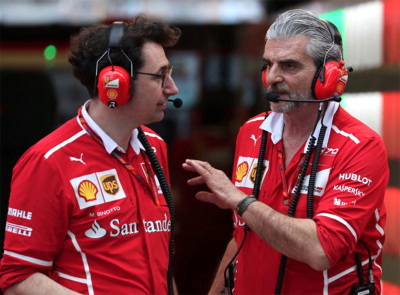 Současný šéf Ferrari F1 Mattia Binotto (vlevo) se svým předchůdcem Mauriziem Arrivabenem