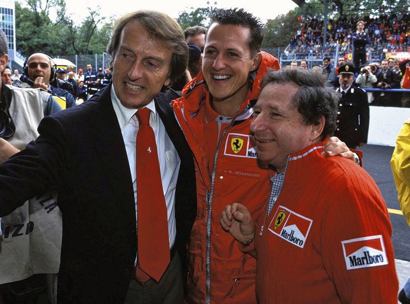 Ferrari na začátku tisíciletí (zleva) – šéf automobilky Luca Montezomolo, Michael Schumacher a šéf týmu Jean Todt