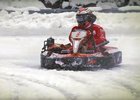 Šťastní fanoušci vyzvali Räikkönena na motokárách. Jak sněhový souboj dopadl?