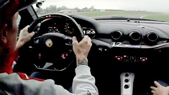 Video: Kimi Räikkönen předvádí úžasnou jízdu s Ferrari F12berlinetta na okruhu Fiorano