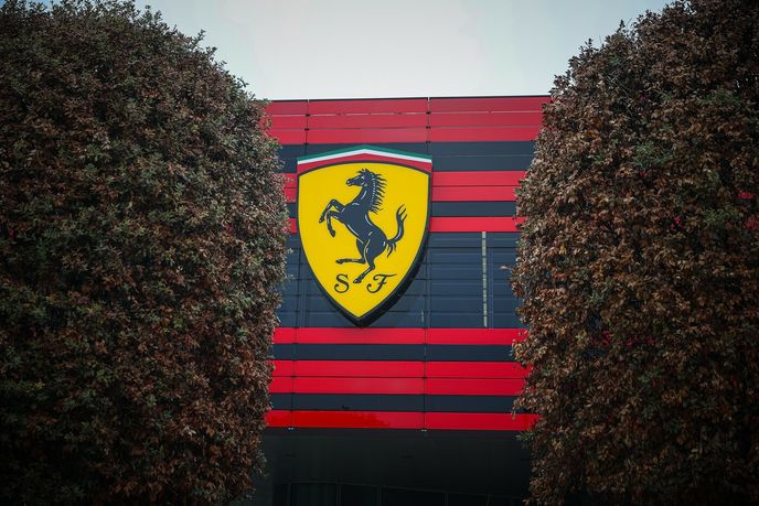 Čtyřicetiletý britský pilot zamířil do slavné italské stáje po 12 letech v Mercedesu. Čtyřicetiletý britský pilot zamířil do slavné italské stáje po 12 letech v Mercedesu.