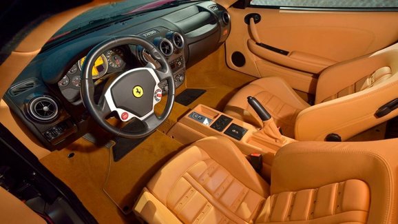 Vyčištění lepkavých tlačítek u Ferrari stálo majitele skoro jako ojetá Octavie. Raději ho vyměnil za Corvettu