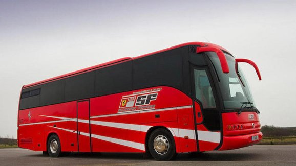 Kupte si autobus stáje Ferrari. Pobýval v něm legendární závodník Michael Schumacher
