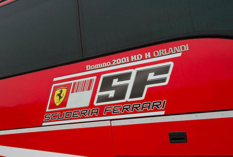 Iveco Domino HDH Orlandi v barvách Scuderia Ferrari F1