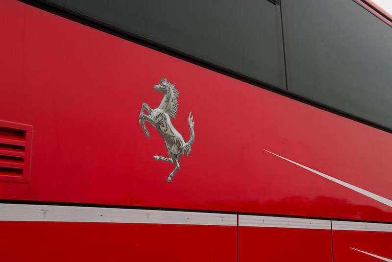 Iveco Domino HDH Orlandi v barvách Scuderia Ferrari F1