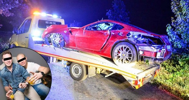 Kdo jsou mladíci, kteří zbořili vypůjčené ferrari: Kickboxeři a frajírci se zálibou v drogách