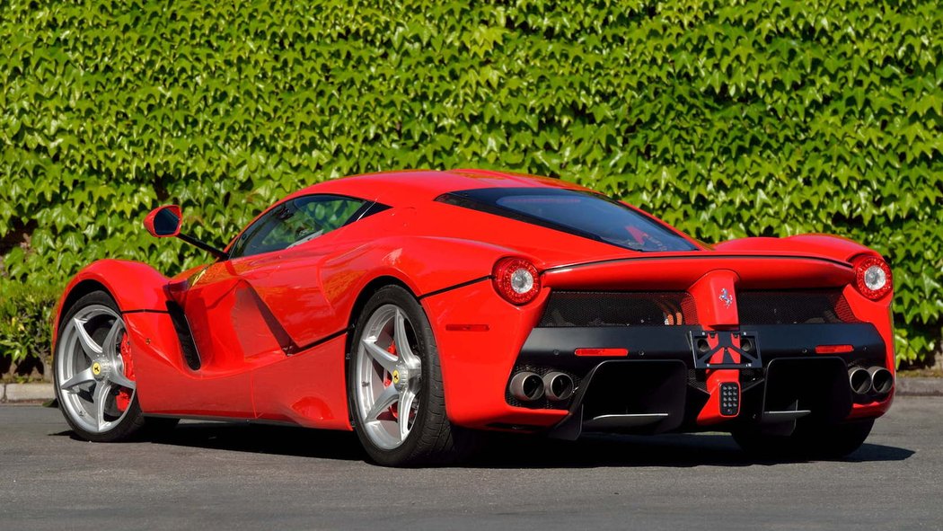 Za Ferrari LaFerrari z roku 2014 nový majitel zaplatil 3,41 milionu dolarů, tedy 74,18 milionu korun.