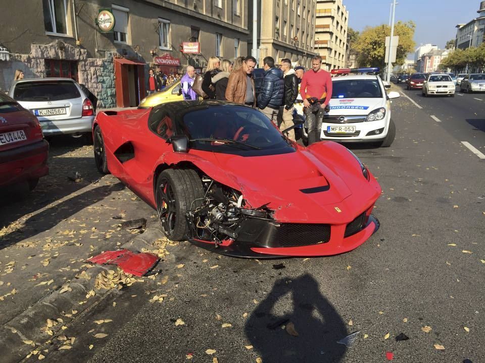 Řidič luxusního Ferrari LaFerrari ztratil kontrolu nad vozidlem. Oprava bude nákladná.