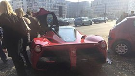 Řidič luxusního ferrari LaFerrari ztratil kontrolu nad vozidlem. Oprava bude nákladná.