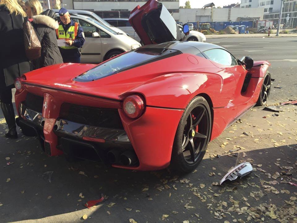 Řidič luxusního Ferrari LaFerrari ztratil kontrolu nad vozidlem. Oprava bude nákladná.