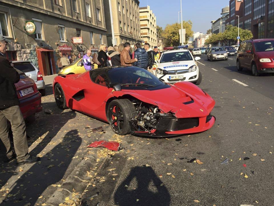 Řidič luxusního Ferrari LaFerrari ztratil kontrolu nad vozidlem. Oprava bude nákladná.
