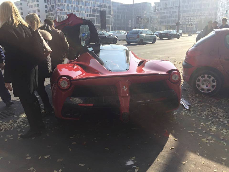 Řidič luxusního ferrari LaFerrari ztratil kontrolu nad vozidlem. Oprava bude nákladná.