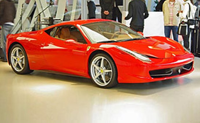 Italové se bojí kupovat Ferrari. Kvůli daňovým kontrolám