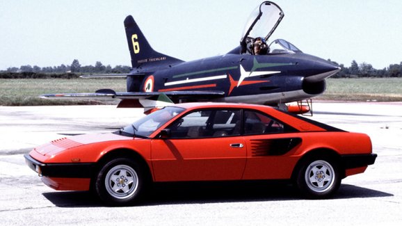 Ferrari Mondial (1980–1993): Vidlicový osmiválec před sedadly pro děti