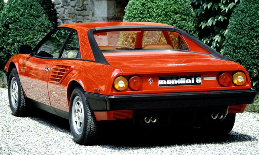 Mondial 8 měl typické kruhové zadní svítilny a plastové lemy kolem zadních střešních sloupků.