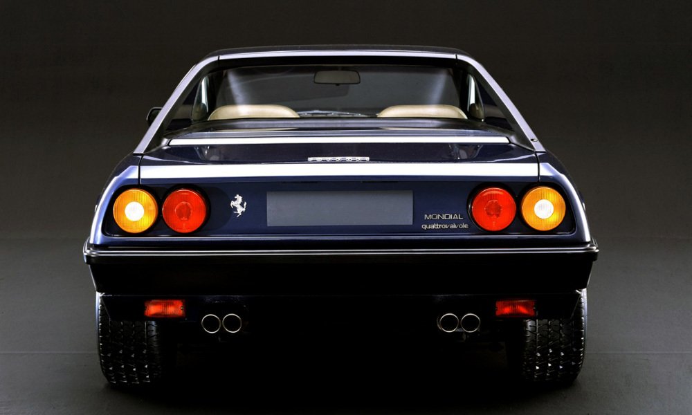 Pohled zezadu na Ferrari Mondial QV odhaloval typickou čtveřici kruhových svítilen a čtyři koncovky výfuku.