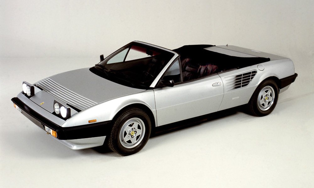 V roce 1983 se na trhu objevil kabriolet Ferrari Mondial QV s plátěnou stahovací střechou, složenou za zadními sedadly.