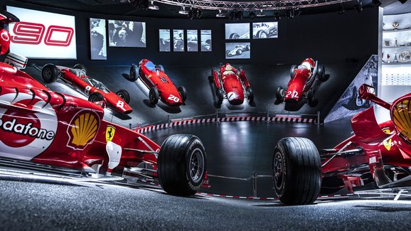 Ferrari oslavuje devadesát let: V továrním muzeu připravili dvě úžasné výstavy 