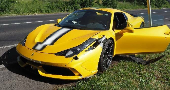 Luxusní Ferrari bouralo v Karlových Varech. Škoda se vyšplhala na 2,1 milionu Kč.