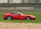 Video: Ferrari F12berlinetta driftuje na okruhu