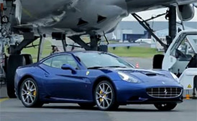 Ferrari na Le Bourget: Jen létání je krásnější? (video)