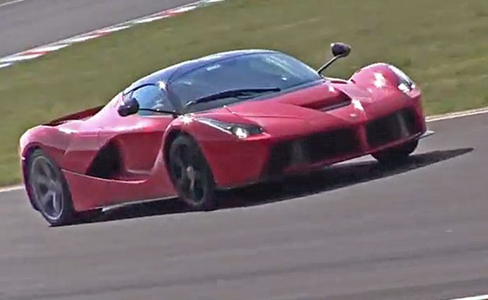 Video: Poslechněte si řvoucí Ferrari LaFerrari na Fioranu