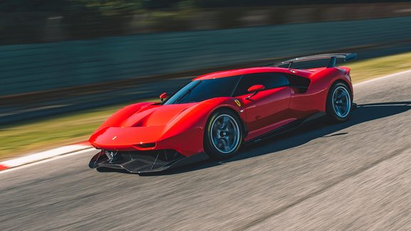 Ferrari P80/C je extrémní sporťák na závodní okruhy. Vznikal dlouhé čtyři roky