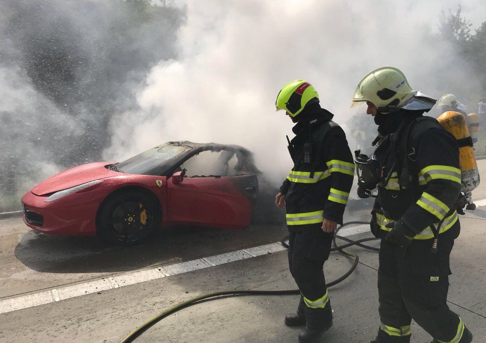 Na Pražském okruhu shořelo luxusní auto.