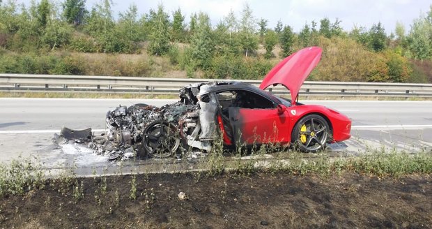 Na Pražském okruhu vzplálo luxusní ferrari.