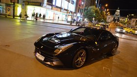 Mladý Ázerbajdžánec vjel s Ferrari v centru Prahy na pěší zónu 