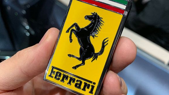 Ferrari chtělo zaujmout klíčkem nového modelu. Vypadá jak zapalovač, stěžují si lidé