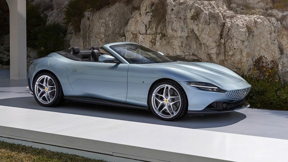 Ferrari Roma Spider se představuje jako krasavec s látkovou střechou