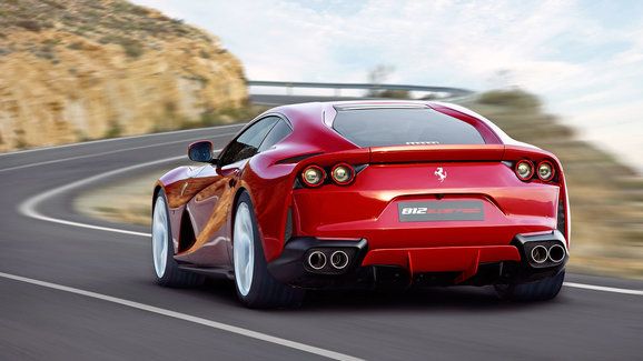 Ferrari svolává modely 812 Superfast, mohlo by jim odletět zadní sklo