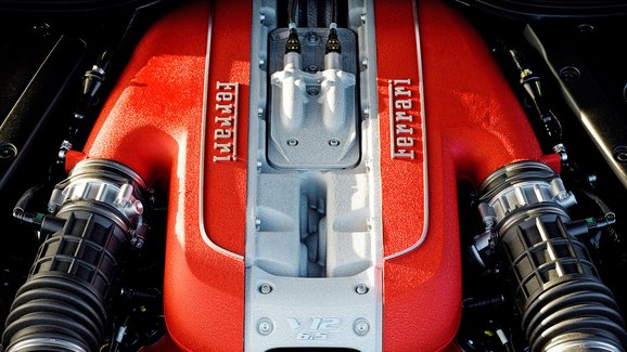 Budoucnost Ferrari V12 je nejistá. Odpravují jej emisní normy a regulace hluku, přiznává značka